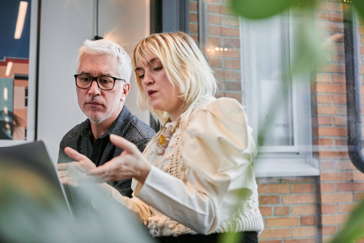 To terapeuter prøver laben sammen på en bærbar PC