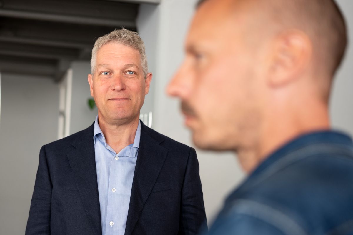 En kunde i dress lytter kritisk